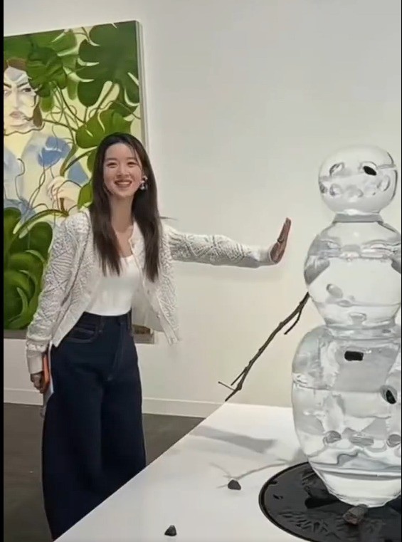 章泽天现身香港逛展 深V黑裙礼服配金腰带优雅大气