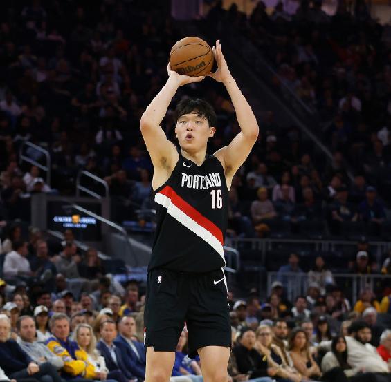 队记：利拉德和阿夫迪亚在更衣室说中文，反映杨瀚森在球队的重要性 中国影响力显现