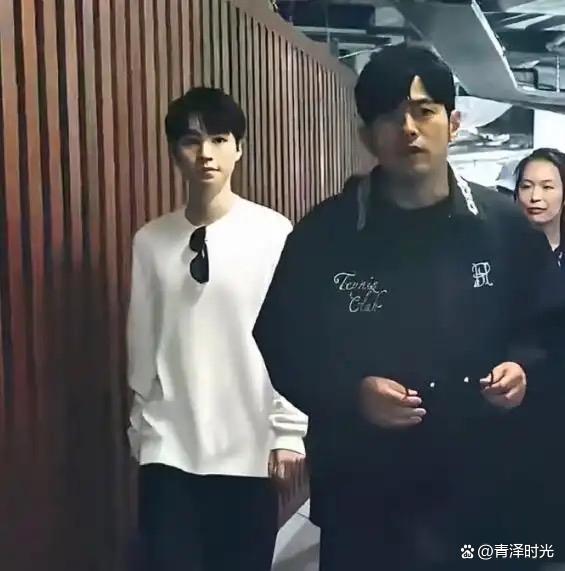 周杰伦王俊凯同框现身澳网赛场