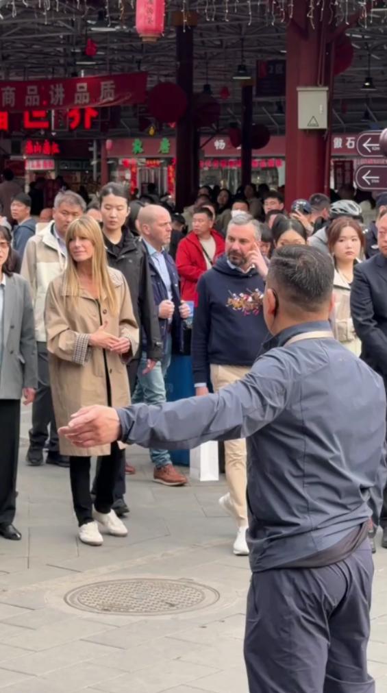 西班牙首相夫人逛潘家园 私服美翻引关注