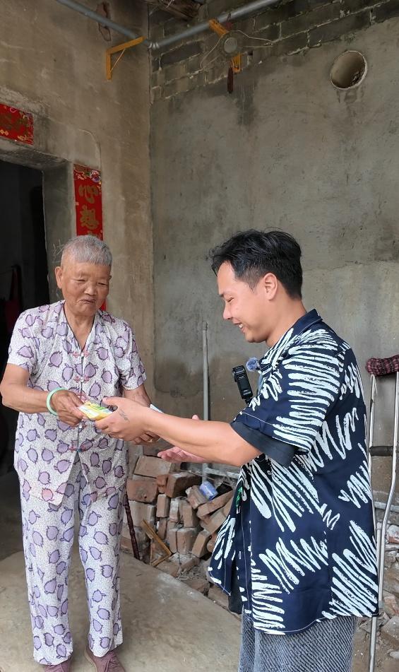 小伙為超200位留守老人免費(fèi)理發(fā)：老人需要被關(guān)注