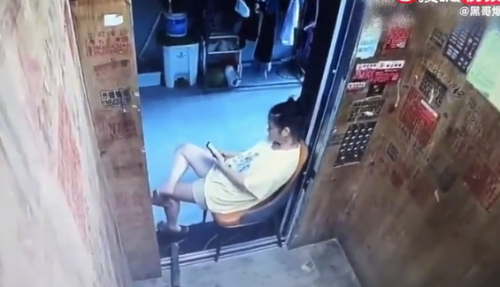 女子为吹空调把电梯锁在自家楼层 导致全楼业主无法使用