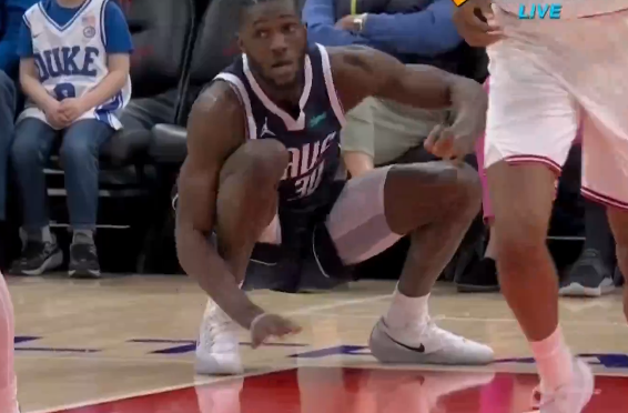 独行侠球员西塞倒地后献技鲤鱼打挺