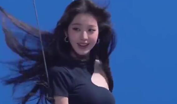 张元英胳膊缝了七针仍坚持拍摄MV  导演赞其帅气