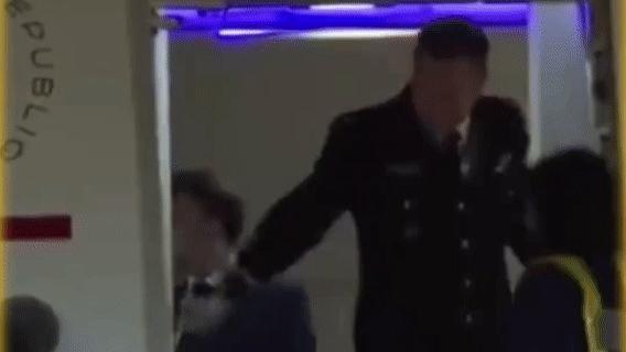 馬克龍被老婆打臉看見(jiàn)人群后秒微笑 顏面與尊嚴(yán)的較量