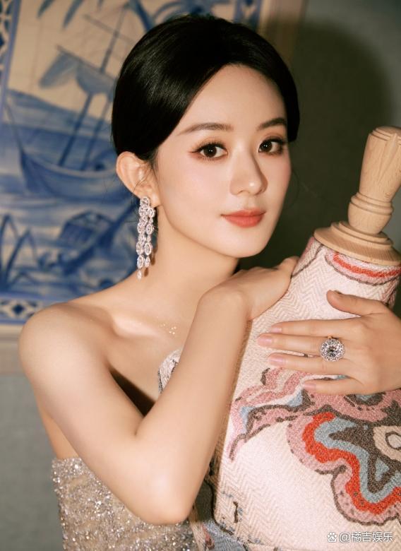赵丽颖头发染回黑色 黑发封印颜值