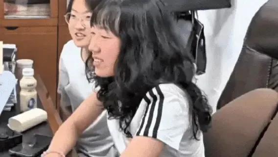 女生查分发现成绩被屏蔽激动大喊：太可怕了，我再也不要查高考分了