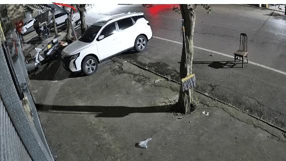 两男子盗窃摩托车被刑拘