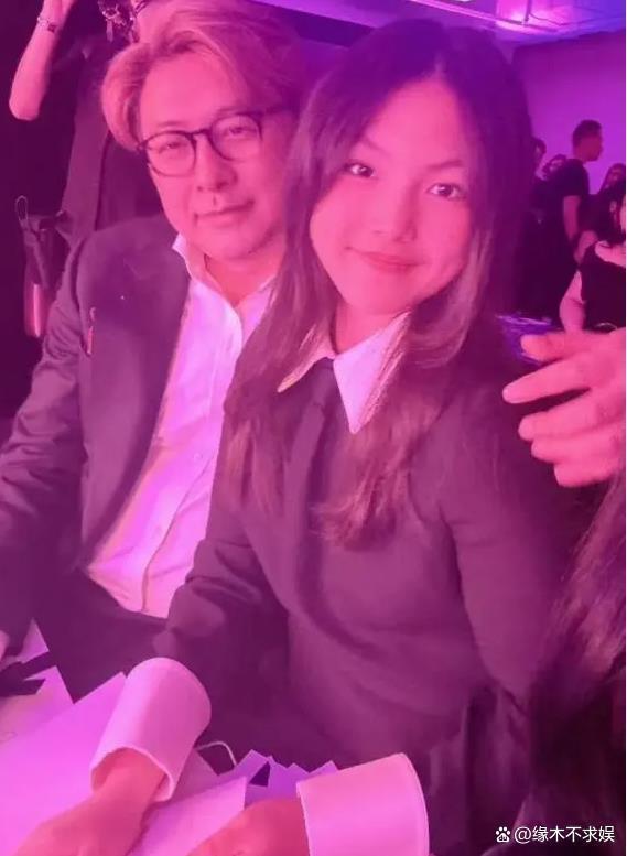 网友在香港寺庙偶遇李湘 发福不少疑160斤,一男子多次陪同疑恋爱