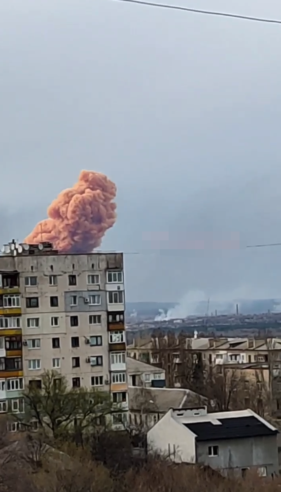 乌克兰化工厂遇袭 升起粉色蘑菇云 涉事方相互指责