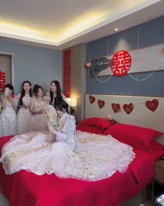 小不点结婚成功上热搜 现场多辆劳斯莱斯