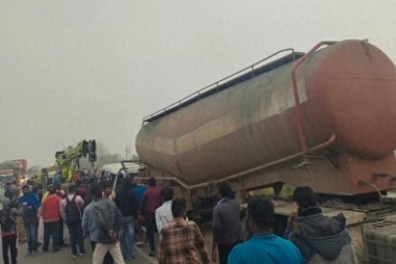 印度发生一起交通事故已致13人死亡，目击者描述现场！