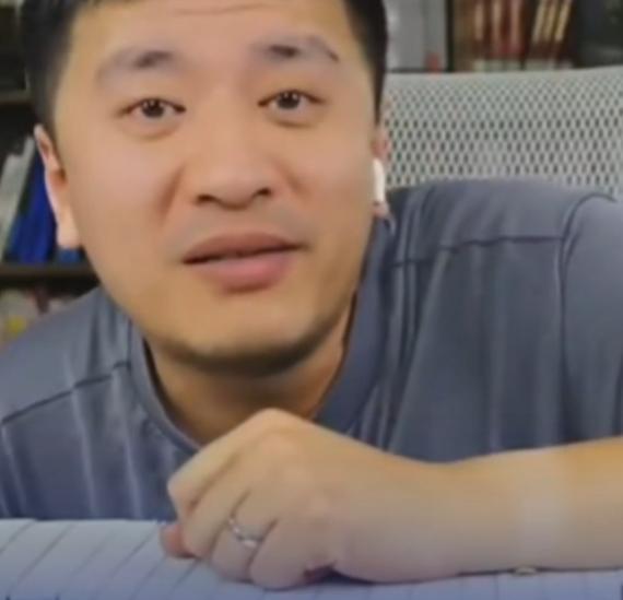 张雪峰回应出轨传闻 直播晒婚戒辟谣