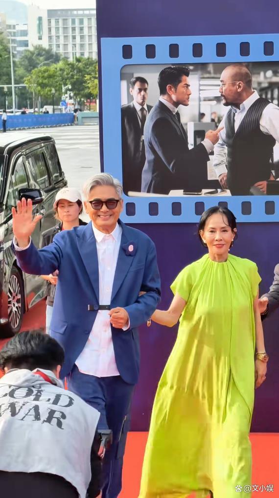 周润发携妻子现身电影首映礼 40年恩爱如初