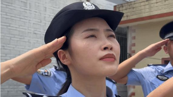 女警首次巡邊國(guó)旗前落淚 家國(guó)情懷觸動(dòng)心弦