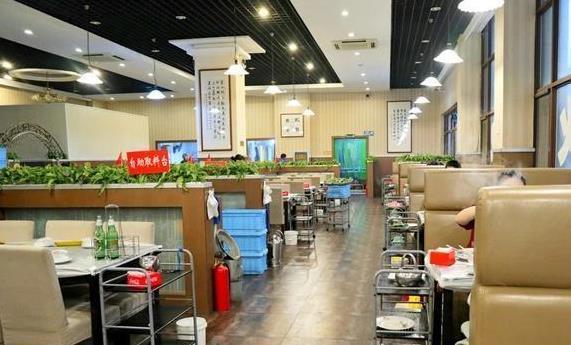 青岛土著带着去的火锅店，位置偏，菜品少，人气特别旺