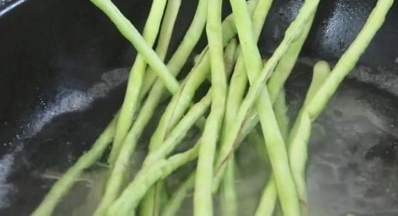 豆角里加2个洋葱，教你从没吃的做法，实在太香了，营养又解馋