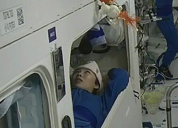 太空托尼上线 翟志刚、叶光富为王亚平理发换新发型
