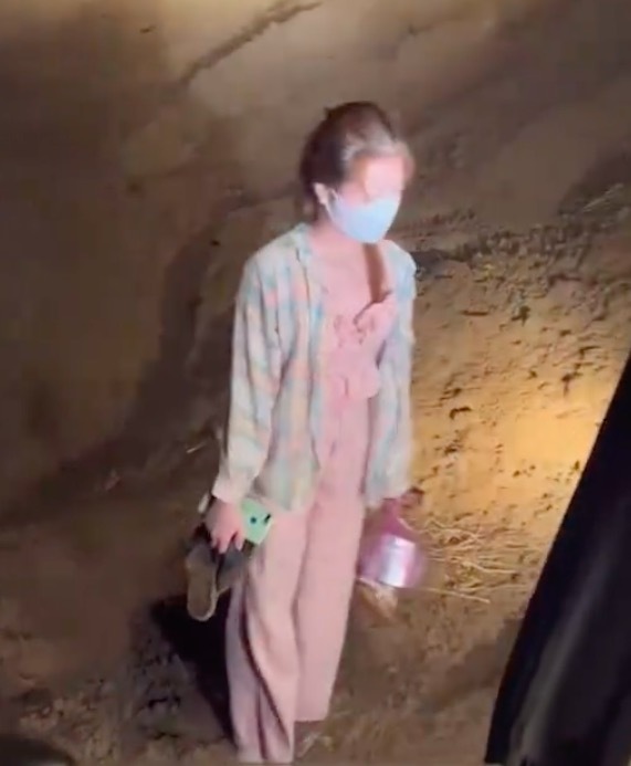 女子为开挖机丈夫送宵夜