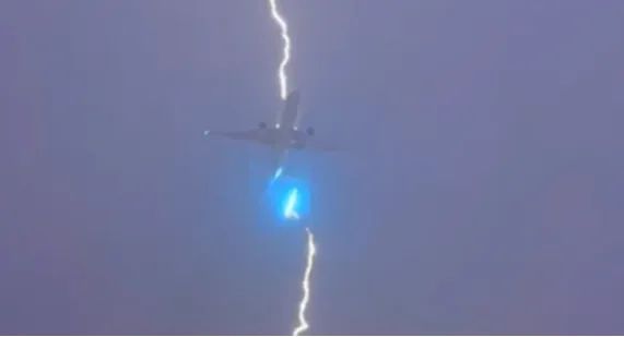 现场实拍：惊险！客机起飞后不久被闪电击中