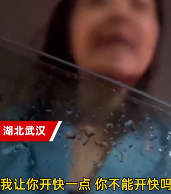 男子遭奥迪女司机掌掴 是谁给她的"勇气"，这么理直气壮的指责别人