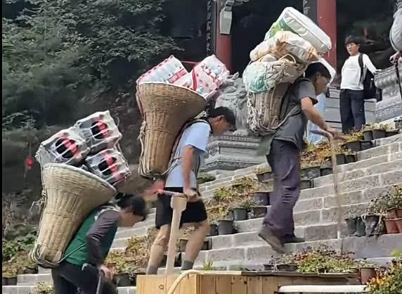 老君山：让挑山工的饭碗与温度并存 人味胜过技术