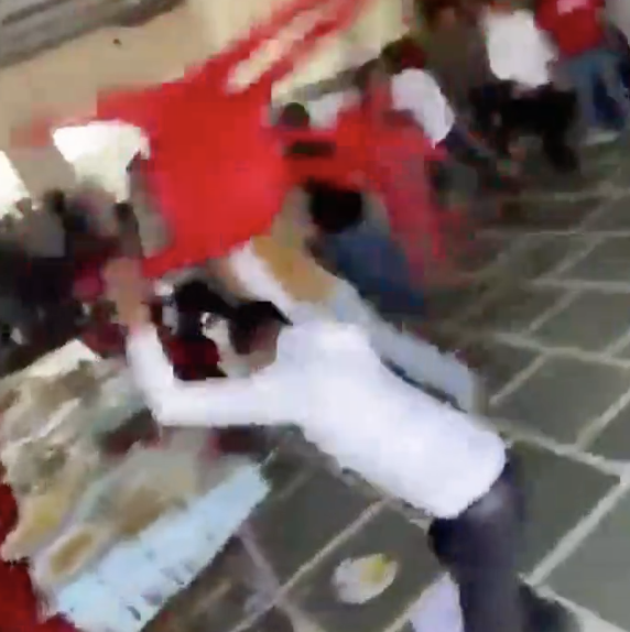 印度宾客为抢鸡腿肉把婚礼现场砸了 争抢美食引发冲突