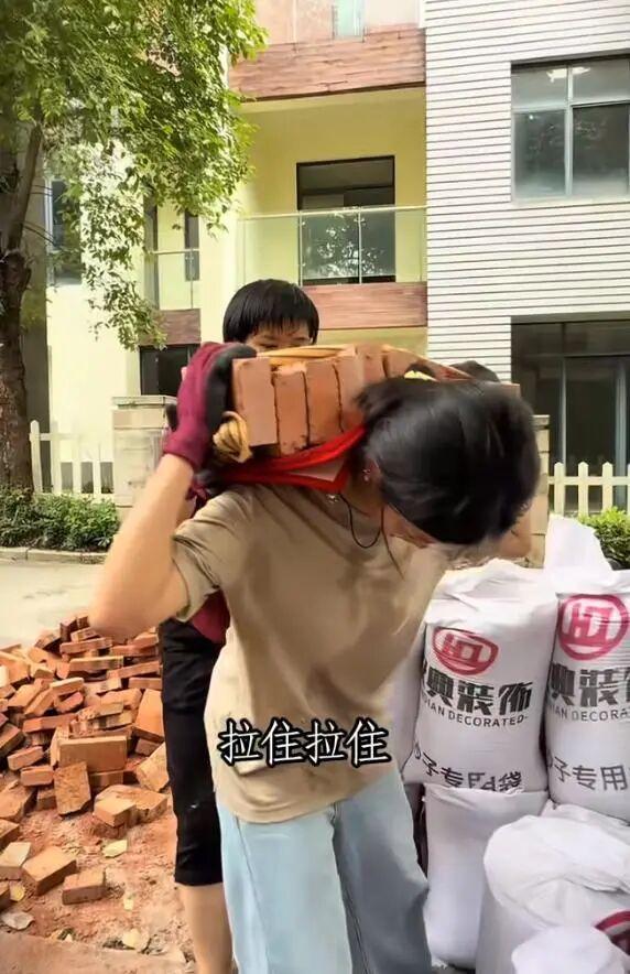 女孩穿白裙扛砖赚学费 妈妈回应