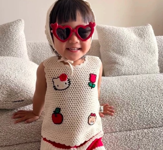 明道2岁女儿正脸照 网友称“真人版洋娃娃”