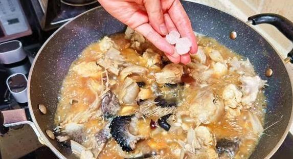 一条安康鱼香翻全家，简单炖法藏秘诀，你家吃过没？