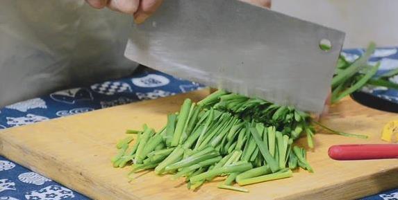 韭菜鸭血汤做法超简单，5块钱全家吃饱，味道却让人上瘾