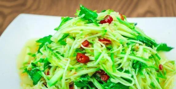 夏天饭桌10秒救星，西葫芦不焯水却清脆，秘密全在这1招？