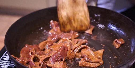 15分钟做道下饭菜，黄瓜炒猪肝超嫩，秘诀你猜是啥？