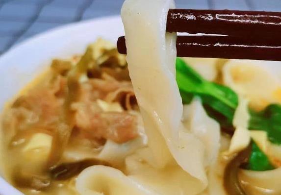 一碗羊肉烩面香翻全家，简单三步做出饭馆味？