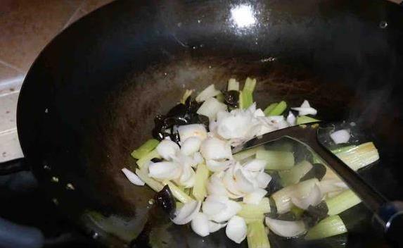 木耳百合炒芹菜，10分钟上桌全家抢着吃，营养却超乎想象？