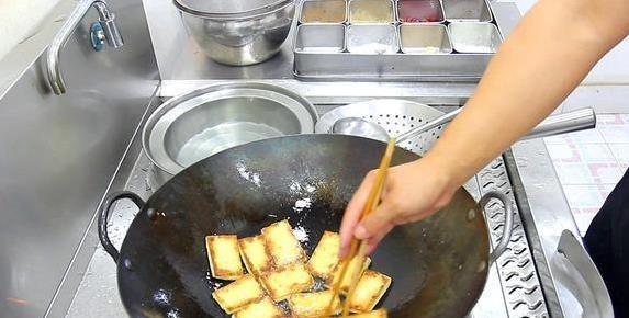 剩菜也能变大餐？煎豆腐配娃娃菜，30分钟惊艳全家
