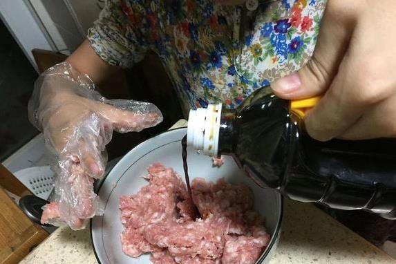 饺子馆的饺子鲜嫩爆汁有秘诀，学会这招，你也能包出满口香！