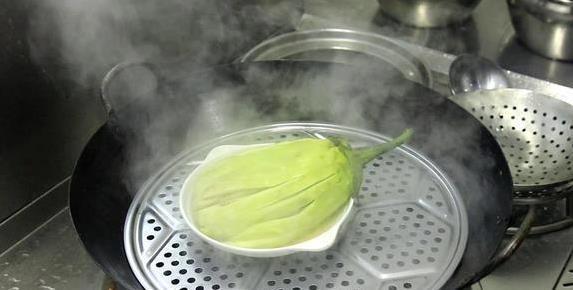 茄子不油炸也能香翻天，清淡做法超简单，3步成下饭神器？