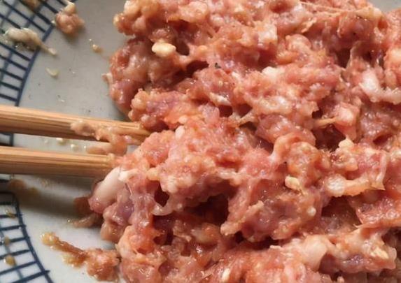 青豌豆炒肉末，焯水还是直接炒？大厨秘诀让味道翻倍！