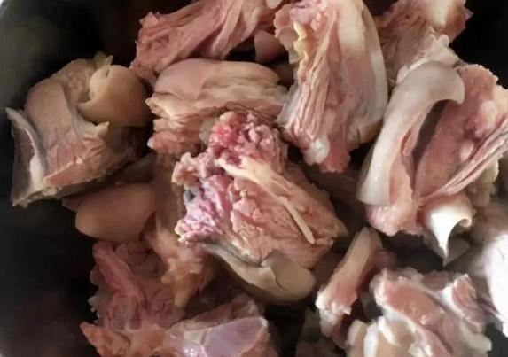 羊肉汤膻味难喝？加“1红1黑”秒变奶白香浓，鲜到停不下来