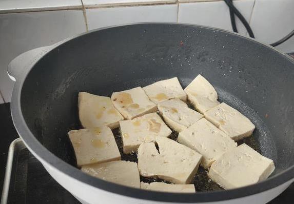 一块豆腐5块钱，做出全家抢着吃的菜，简单做法你想不到