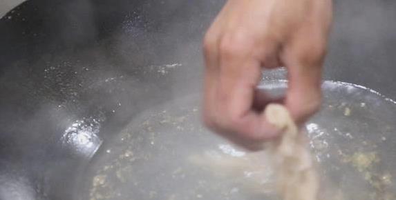 青笋鸡丝一拌秒杀大餐！只加这一味，脆爽嫩滑全家夸