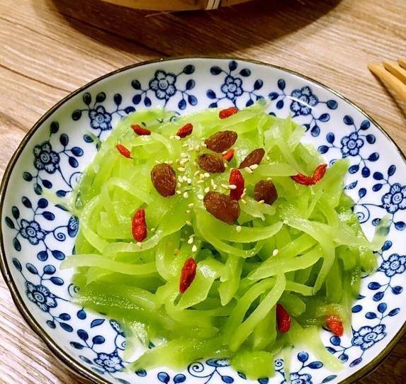 莴笋不焯水也能脆？3分钟拌出爽口菜，孩子吃完还想要