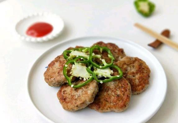 孩子吵着要吃香菇肉饼，简单3步煎出美味，全家抢着吃