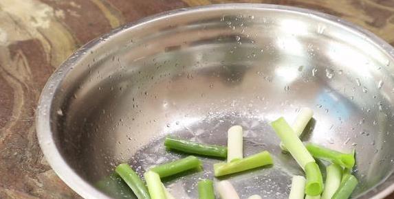 土豆片不油炸照样酥，家常一招炒出饭店味，你敢试吗？