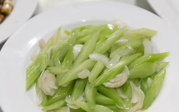 家常芹菜香翻天，3分钟学会炒出饭店味，你敢试吗？