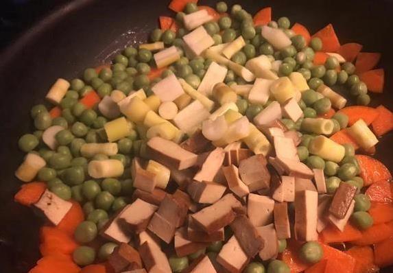 冰箱剩菜变大餐，200克豌豆炒一盘，营养满分不浪费