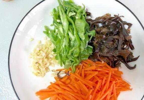 鱼香肉丝超简单做法，半小时搞定，饭店味道轻松到家
