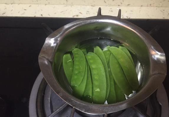 朋友随口提橄榄菜面包，想法怪却让人上瘾，做法简单到想不到