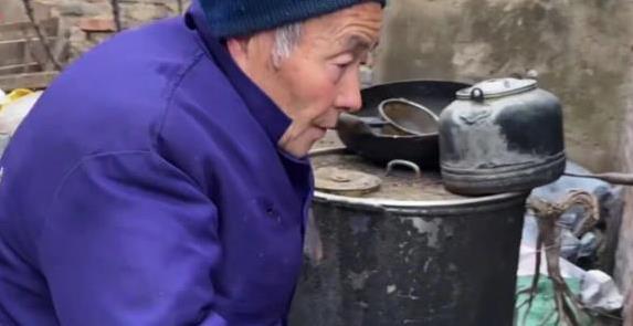 70岁老夫妻家常菜火爆全网,环境脏乱差,食客却开车百里来吃